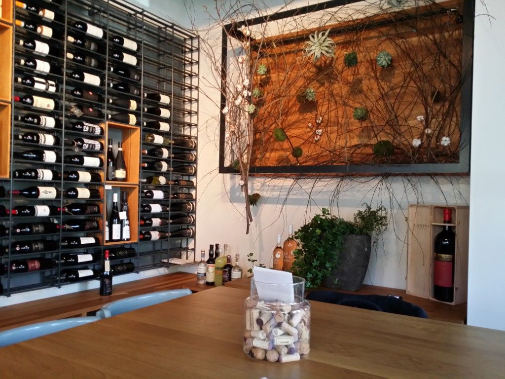 Uimirea unui chelner dintr-un winebar - Imagine 8