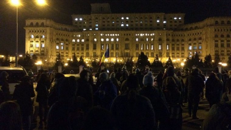 Protestele continua si astazi in fata Parlamentului