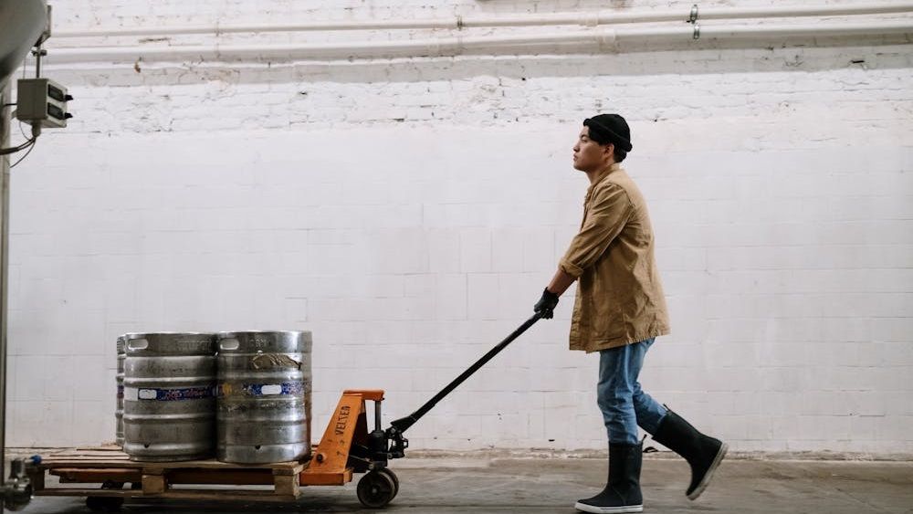 Importul de forță de muncă, tot mai necesar: Grupul Essa deschide o divizie dedicată recrutării de muncitori din Asia