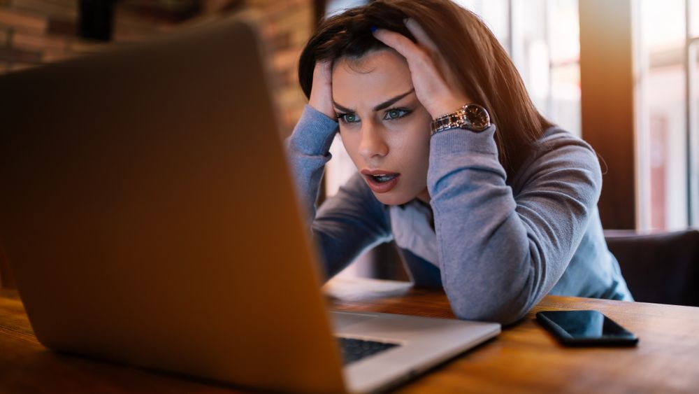 Facebook anunta politici mai stricte si noi resurse pentru prevenirea suicidului si a auto-vatamarii