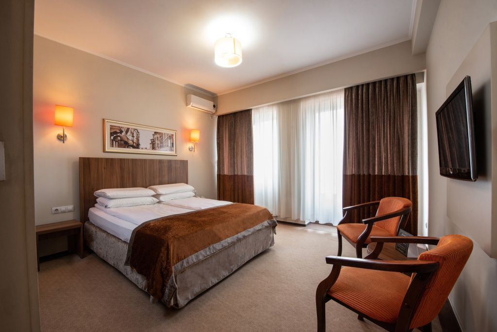 Hotelul Ambasador din Capitală are un nou proprietar! Hotelul va fi renovat și deschis sub un alt - Imagine 8
