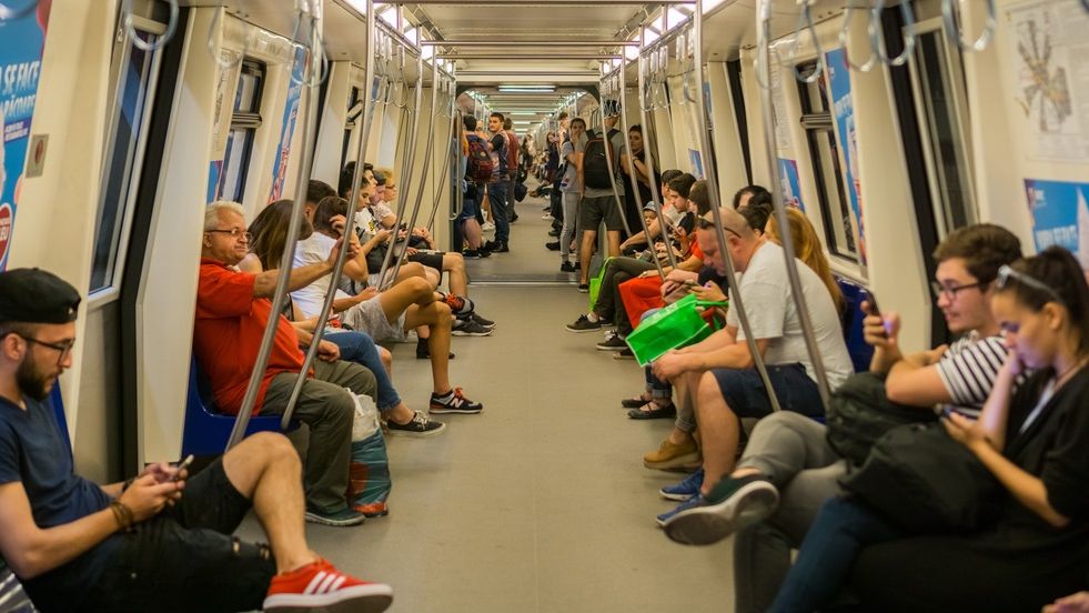 Cu un ochi într-o parte și cu un ochi în telefonul cuiva: 56% dintre europeni recunosc că se uită în telefonul unui străin, în public