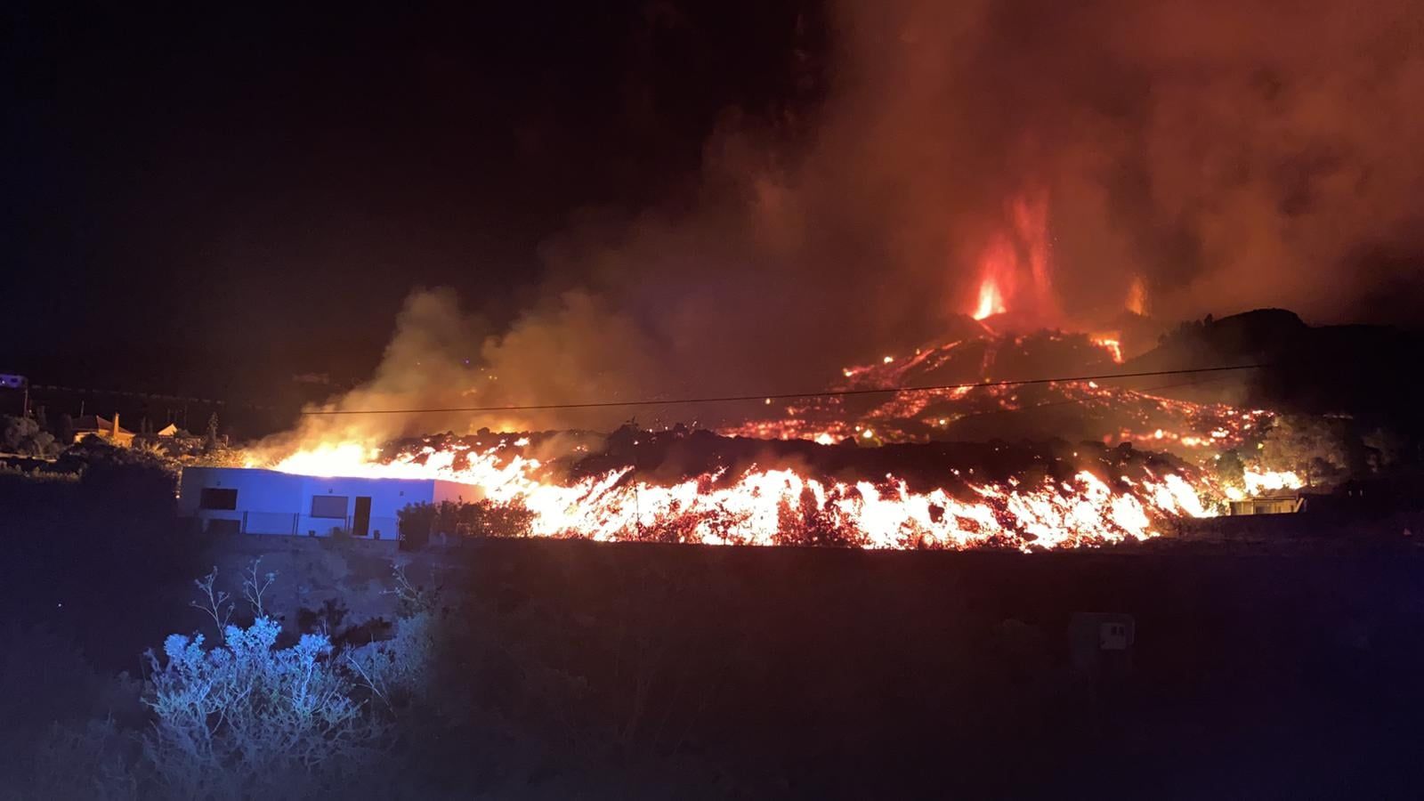 VIDEO | Erupția vulcanului din La Palma: zboruri anulate, case distruse și mii de oameni evacuați