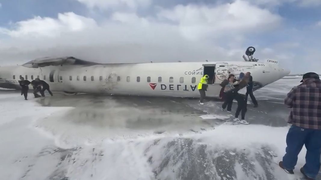 Accident bizar: Un avion s-a răsturnat pe Aeroportul din Toronto