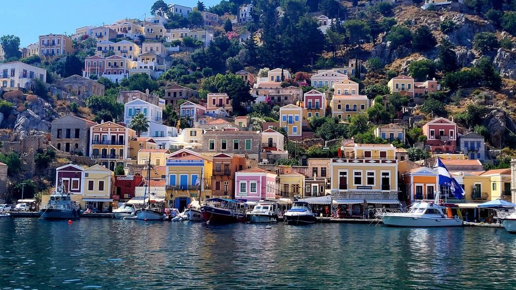[GALERIE FOTO] Vacanță în Grecia: Insula Symi, tabloul plin de culoare din arhipelagul Dodecanez
