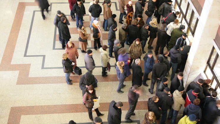 Efectele eliminarii timbrului de mediu. Romanii pierd ore intregi pentru a-si inmatricula masinile