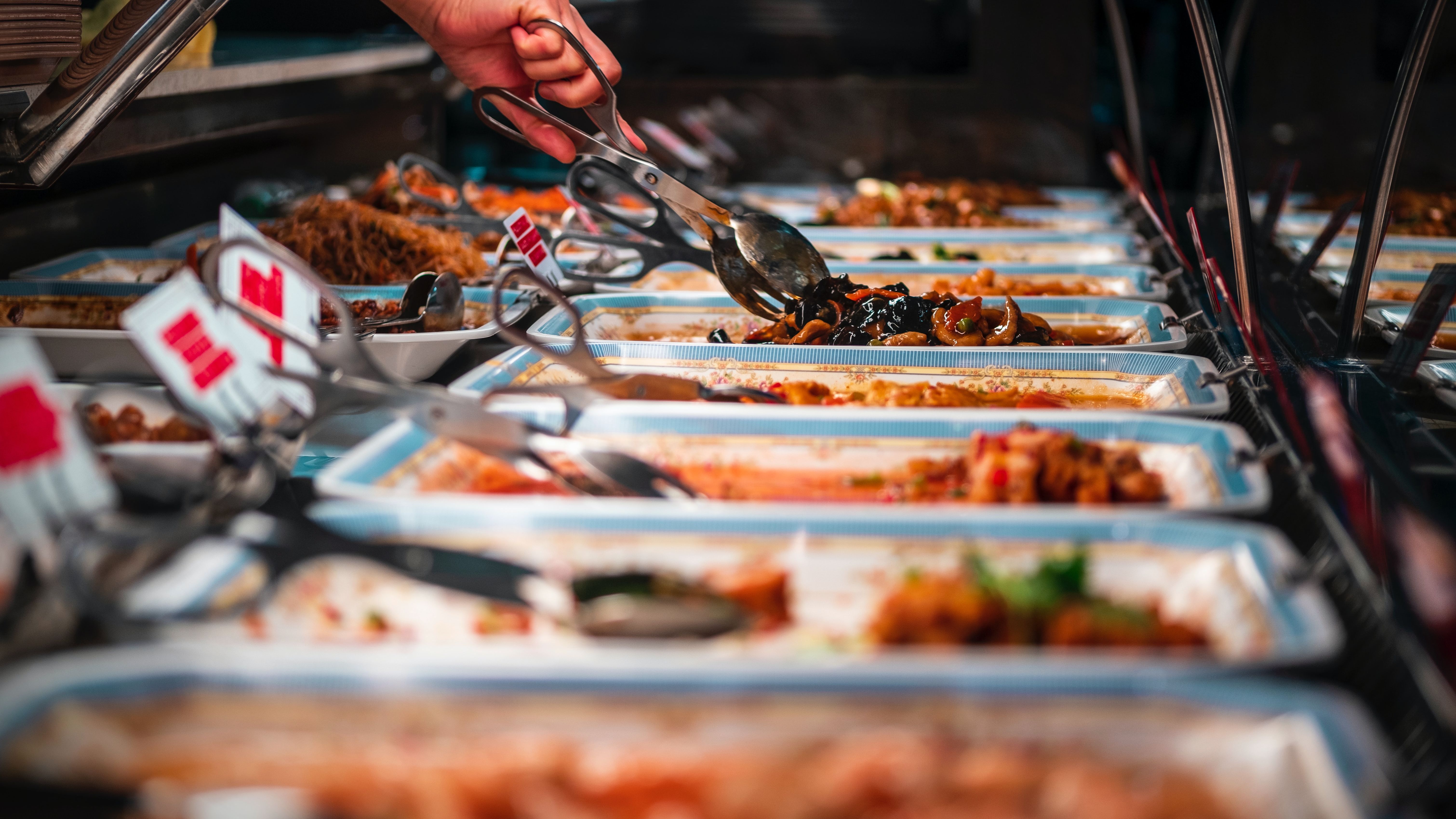 Cea mai mare risipă alimentară, la all-you-can-eat, cantine și evenimente. Un singur restaurant poate arunca și 100 kg de mâncare pe zi