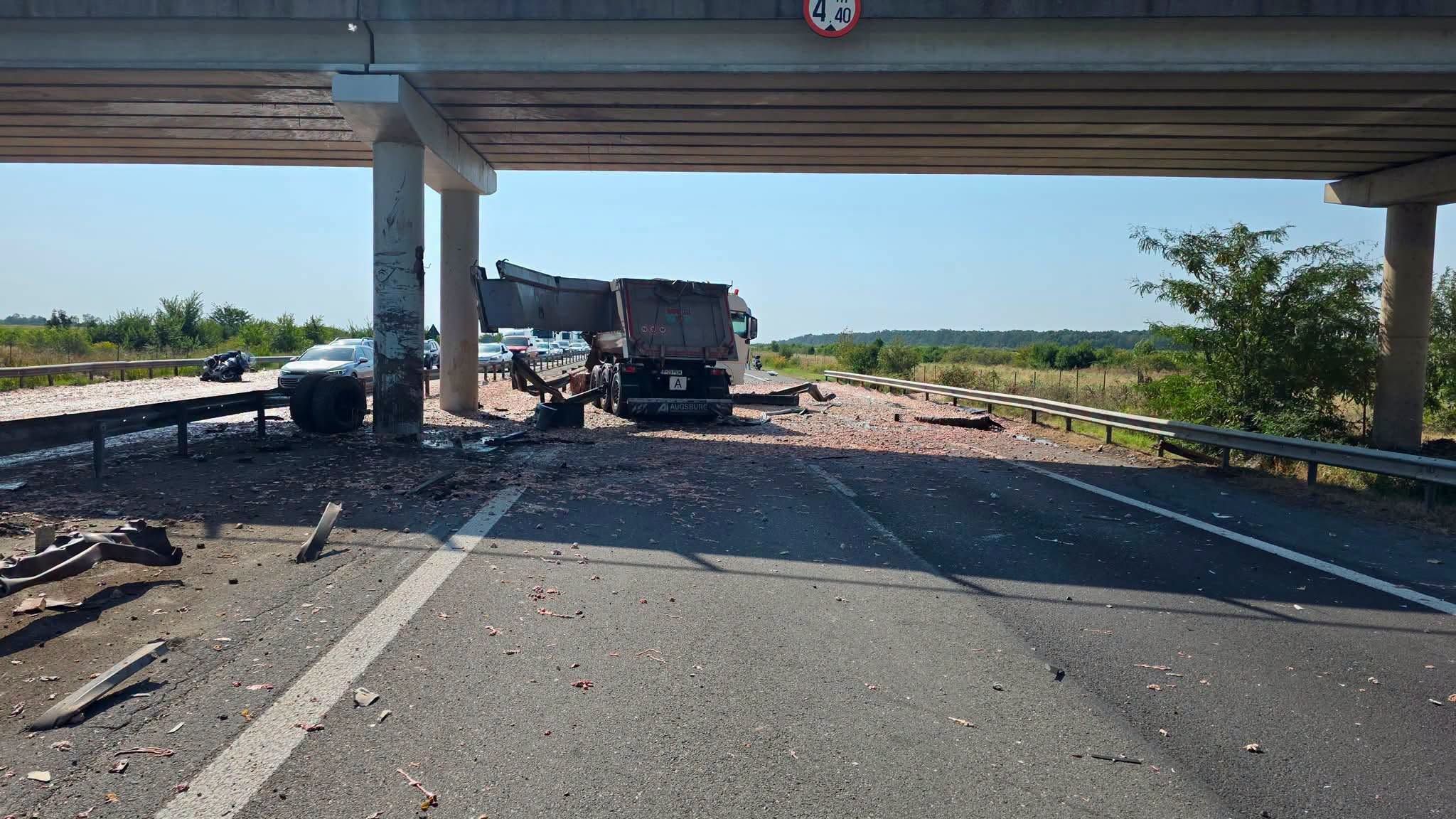 Un camion cu deșeuri animale a lovit un pod pe Autostrada A1. Traficul este blocat
