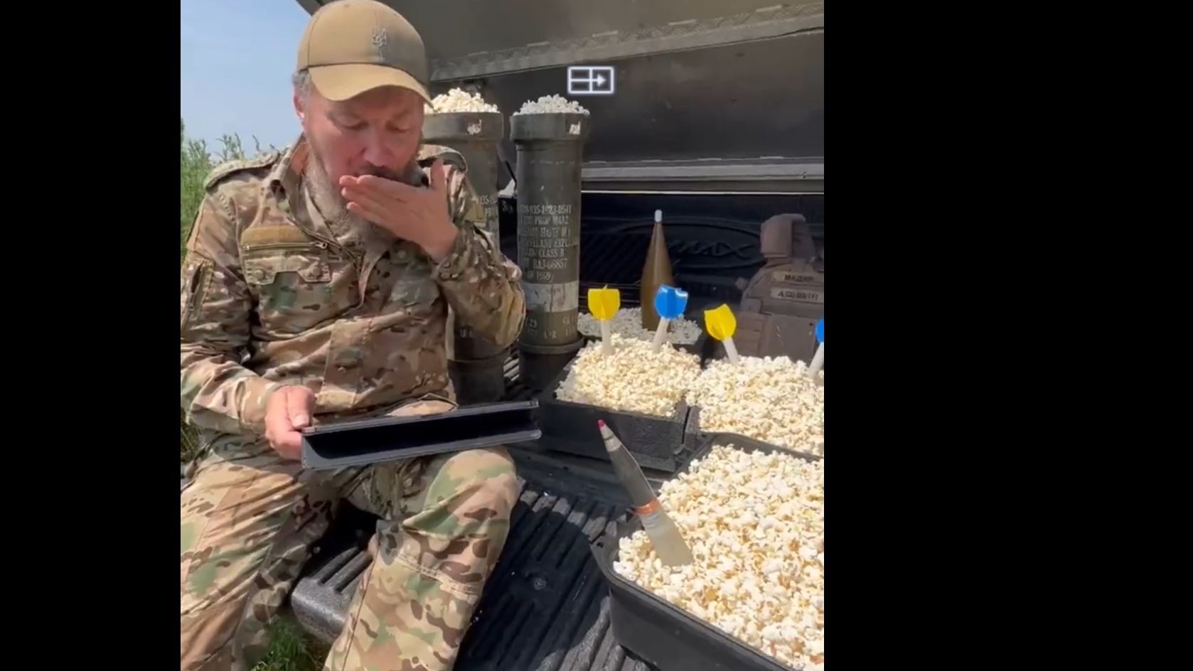 Imaginile zilei vin din Ucraina: soldat ucrainean, mânâncă popcorn uitându-se cum rușii se bat între ei
