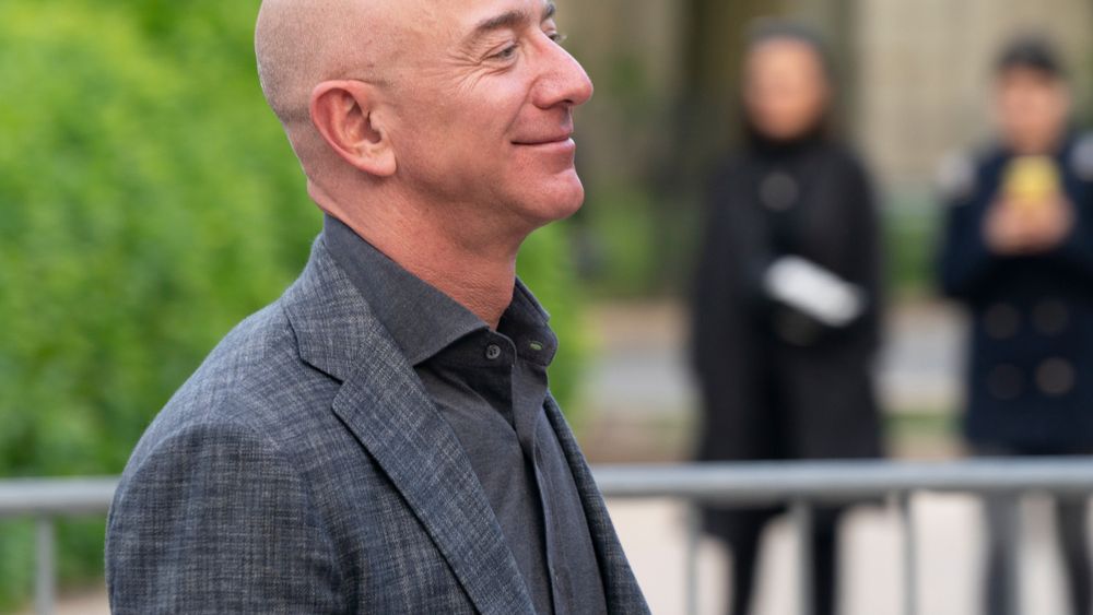 Jeff Bezos, un pic mai bogat după ce a vândut acțiuni Amazon de 4 miliarde $. A economisit și banii de taxe mutându-se în Florida