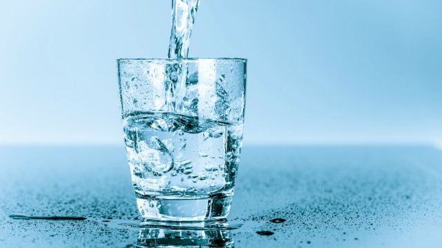 (P) Apa: cel mai important - si mai dificil - aliment. Tu stii ce apa bei?