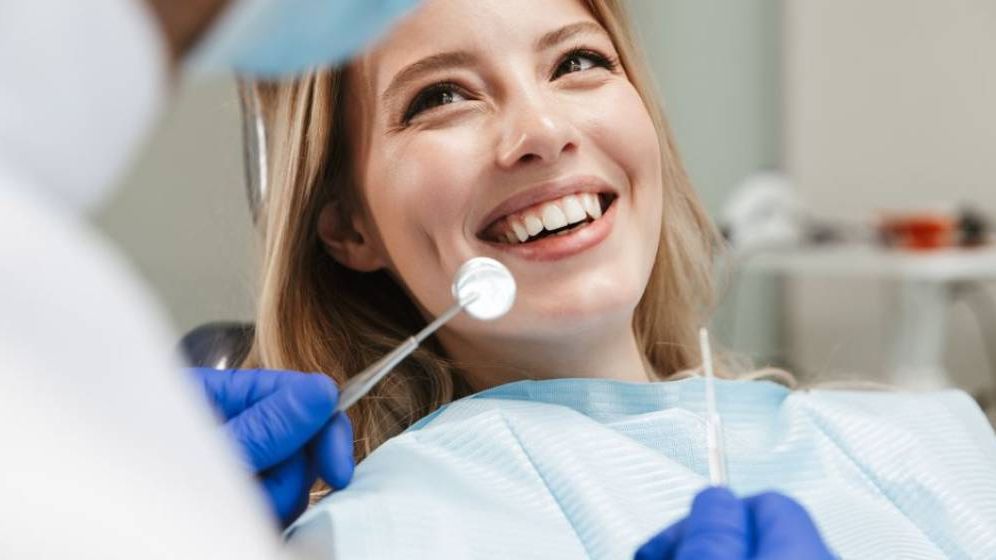 Cât mai costă o vizită la dentist în 2025? Prevenția, mai ieftină decât tratarea