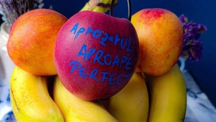 Comercianții ar vinde legume și fructe românești, dar lumea strâmbă din nas. Cazul "Aprozarului aproape perfect", unde lumea caută legume instagramabile