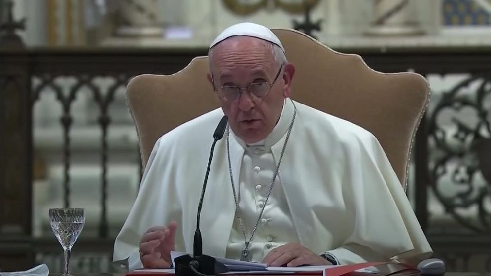 Papa Francisc a semnat un decret ce permite femeilor să ocupe mai multe funcţii în Biserica Catolică