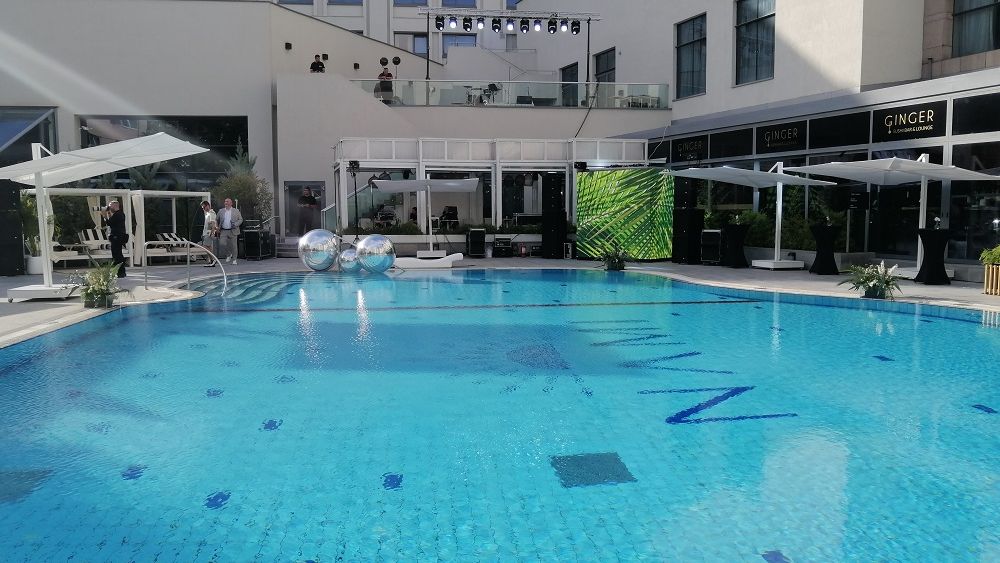 Radisson s-a reinventat: terasa cu piscină a devenit plajă urbană. Lior Bebera, GM Radisson Blu: Luxul înseamnă servicii foarte bune