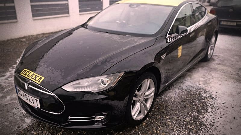 Un roman a decis sa faca taxi cu o Tesla Model S