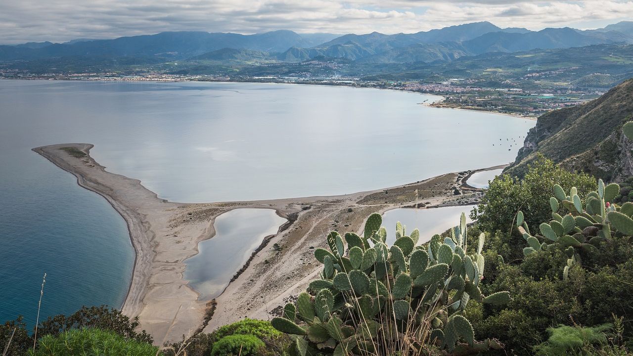 VIDEO | Sicilia suferă din cauza valurilor de căldură: secetă extremă, incendii de vegetație și restricții de apă