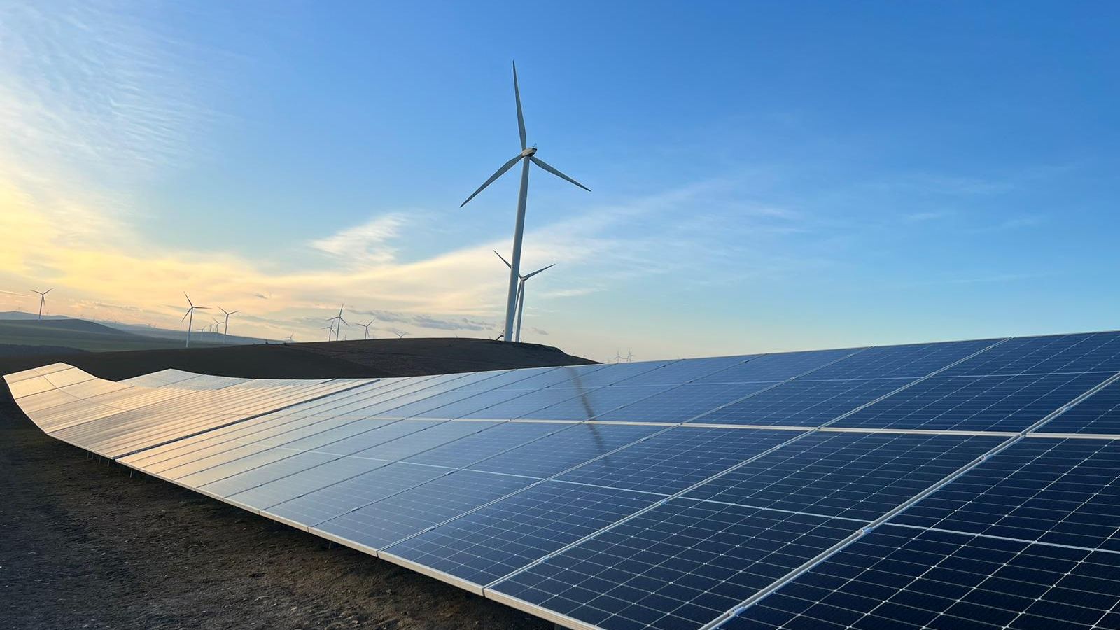 Prima centrală solară și eoliană din România este gata. Se află în Tulcea și a costat 10 milioane de euro