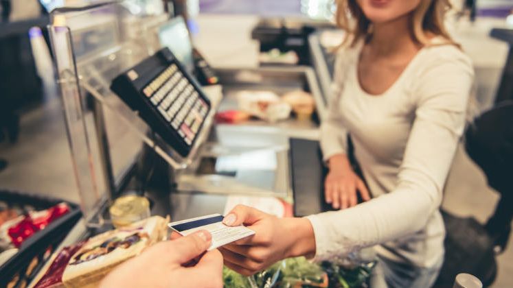 4 aspecte vitale pe care trebuie sa le ai in vedere atunci cand iti alegi cardul de credit