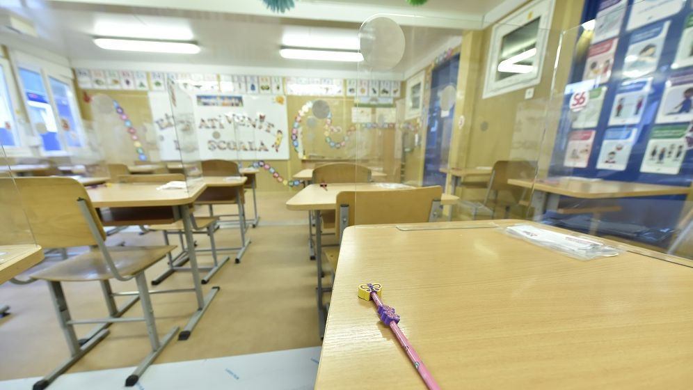 Ping pong cu școlile din București și declarații neclare privind trecerea la scenariul roșu