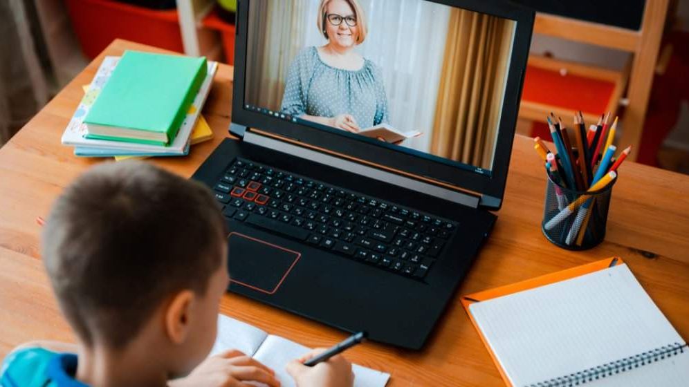 Cîţu: Copiii care nu vor fi testaţi urmează cursurile online