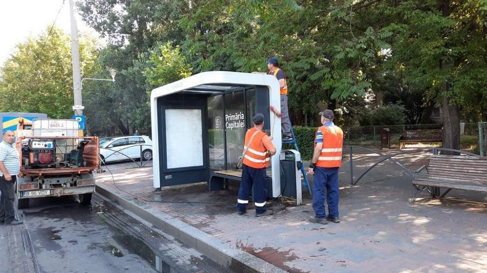 „Weekendul curățeniei” în București. 300 de angajați STB curăță autobuzele și stațiile