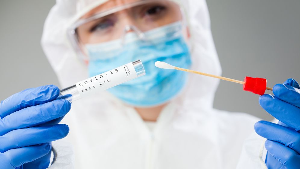 Numărul de infectări cu coronavirus a scăzut ușor față de ziua anterioară, dar rămâne ridicat
