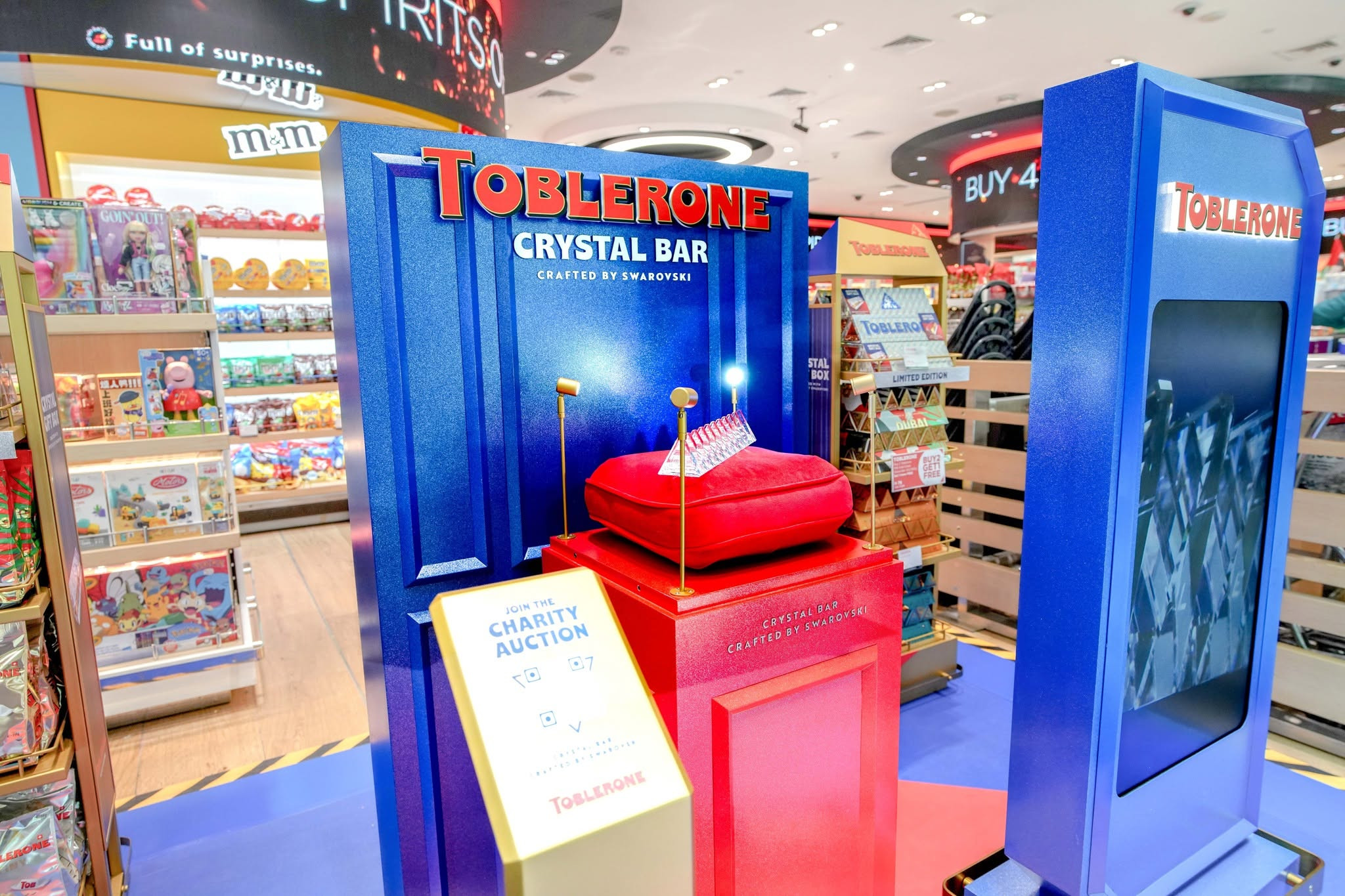 Toblerone lansează un baton din cristal realizat cu Swarovski, care va fi licitat în aeroporturi din întreaga lume