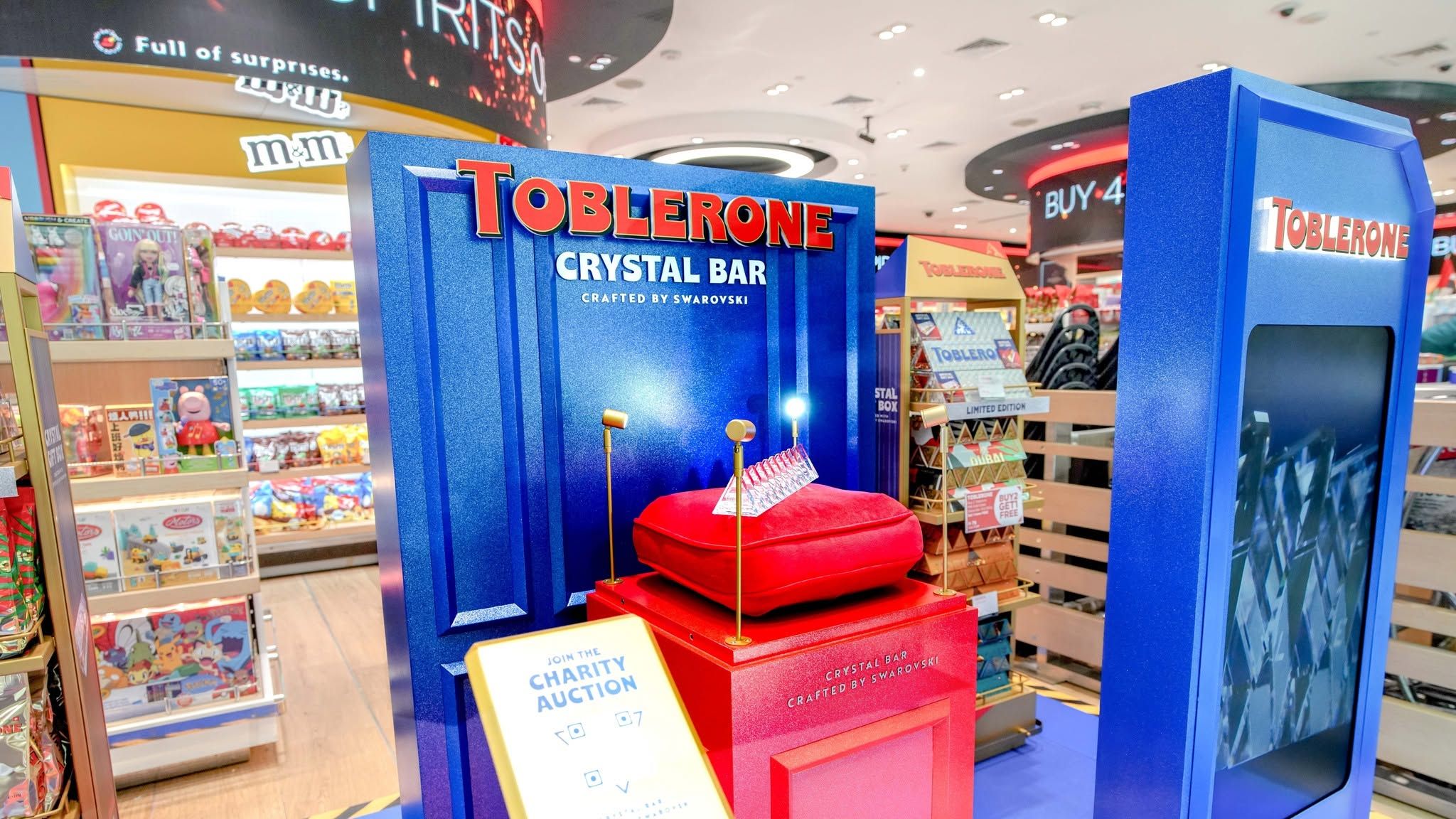Toblerone lansează un baton din cristal realizat cu Swarovski, care va fi licitat în aeroporturi din întreaga lume
