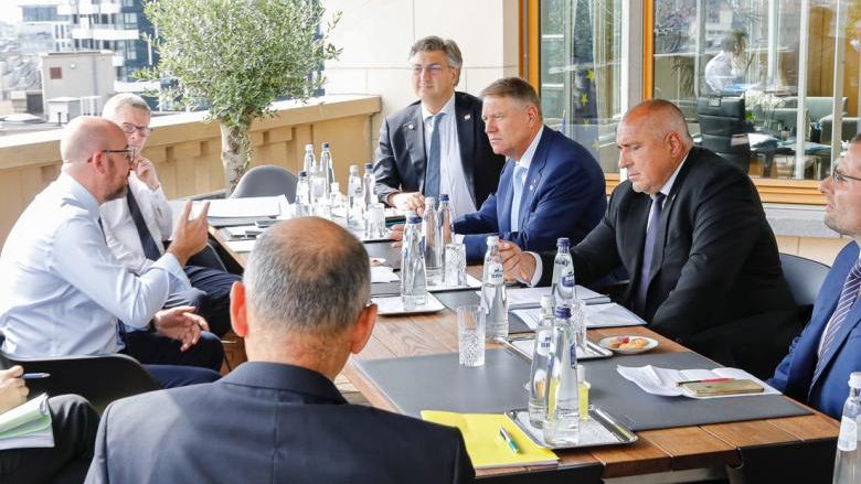 De ce apare Klaus Iohannis fără mască la reuniunea Consiliului European
