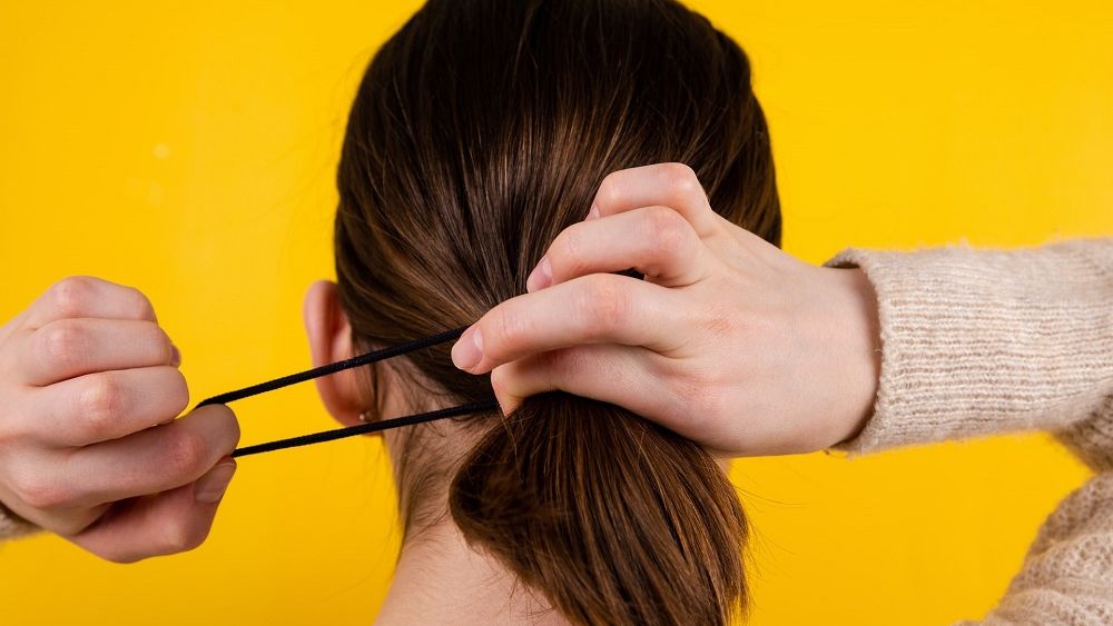 Un elastic de păr Balenciaga costă aproape cât salariul minim pe economie din România