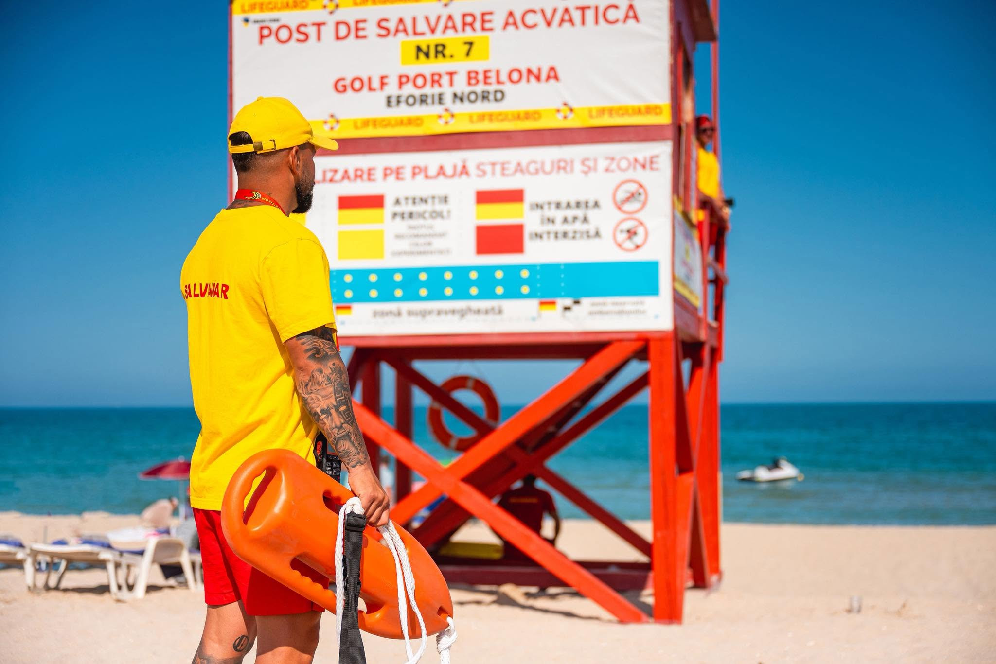 Marea agitată aduce steagul galben pe litoral. Avertisment pentru turiști, copii și înotătorii fără experiență