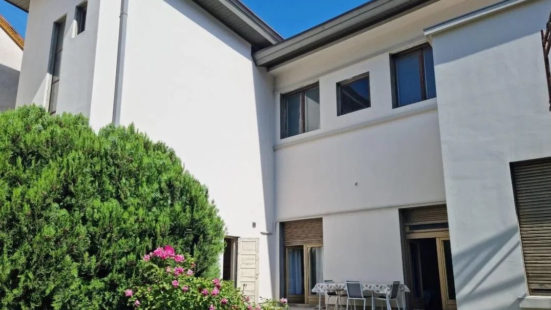 GALERIE FOTO | O vilă interbelică din centrul Capitalei, scoasă la vânzare pentru 1,5 milioane de euro