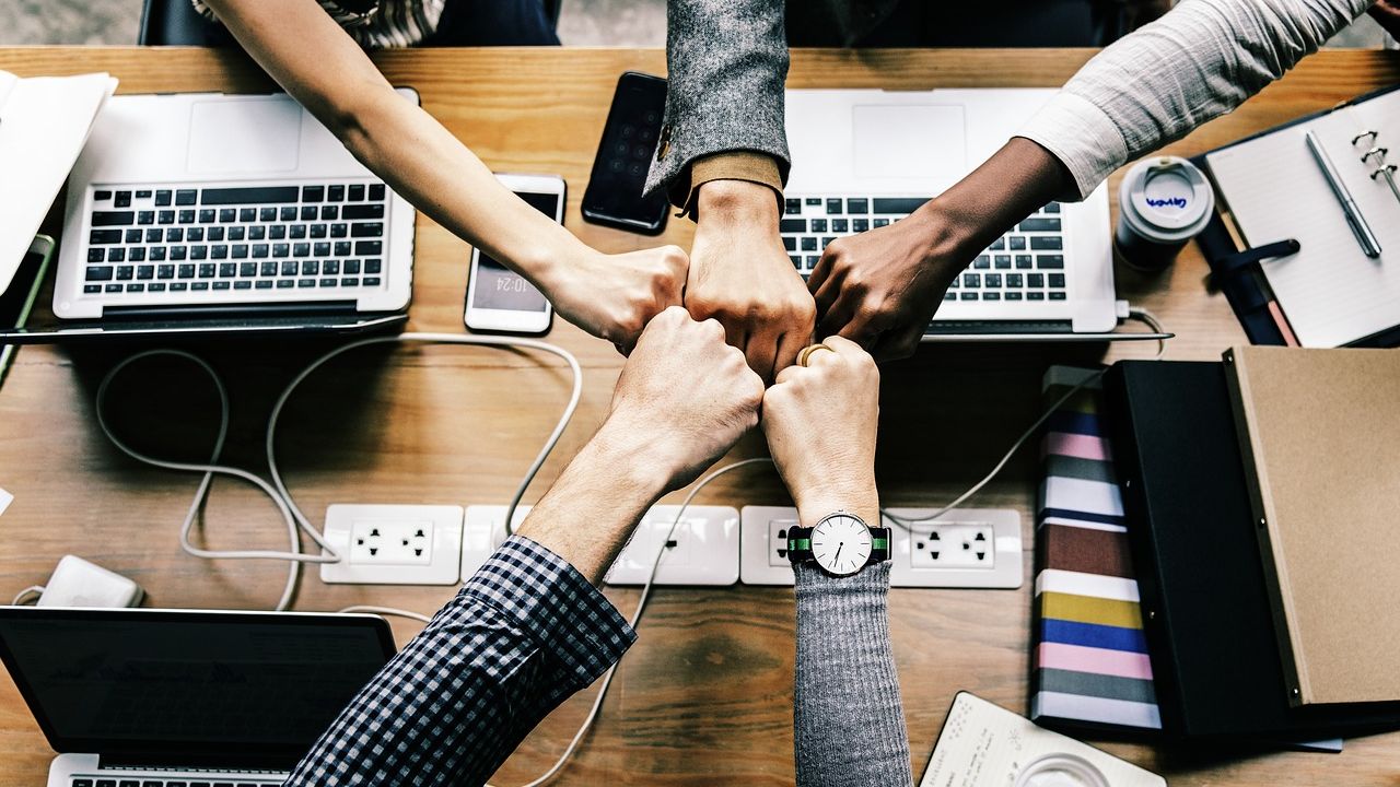 Romanii care au construit afaceri de succes: povesti de business care sa te inspire