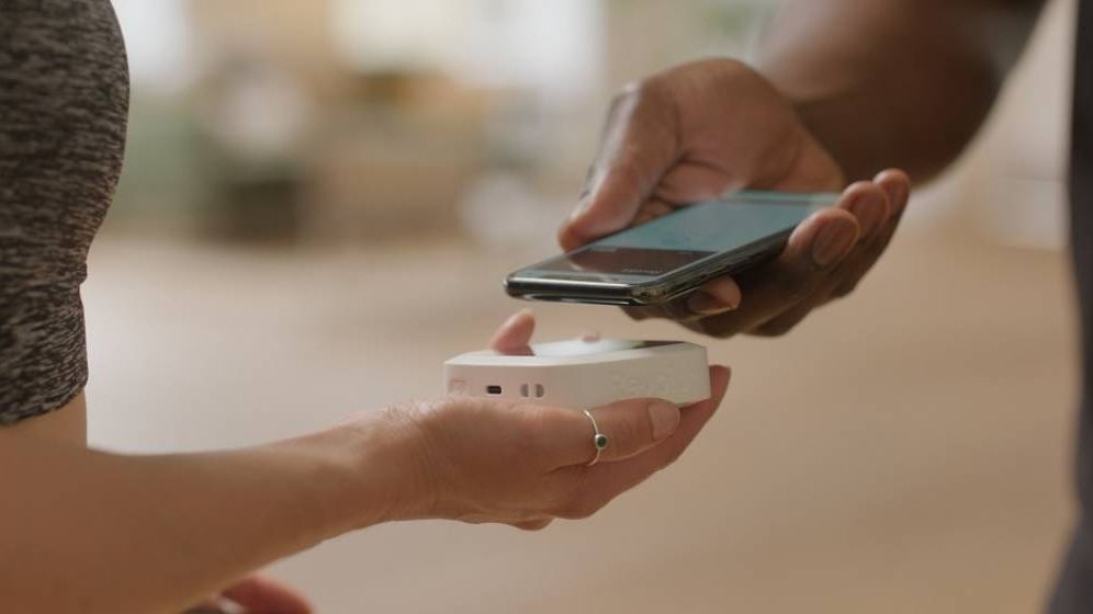 Revolut bate palma cu o firmă românească pentru „mini POS-urile” destinate afacerilor mici