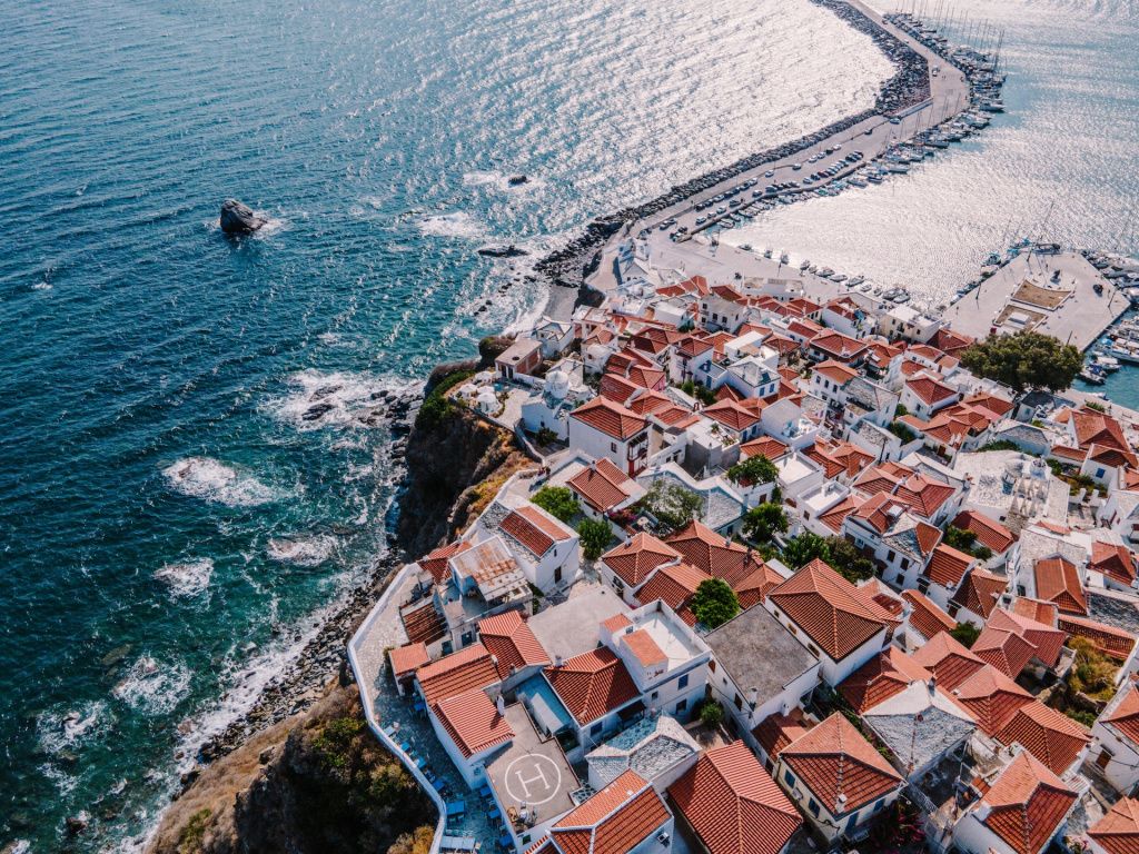 GALERIE FOTO: Skopelos, o insulă mai izolată din Grecia unde s-a filmat Mama Mia. Ce poți vedea a - Imagine 2