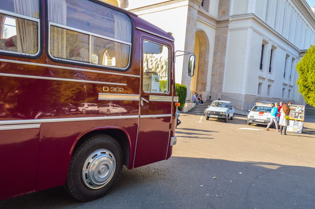 GALERIE FOTO | Mașinile comunismului au făcut baie de mulțime la Operă - Imagine 15