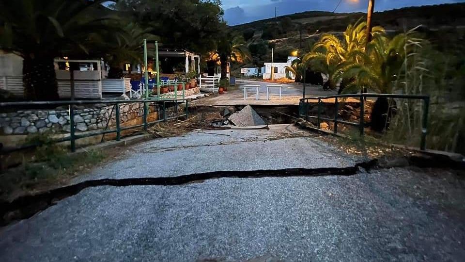 Furtunile și grindina au lovit Grecia: străzi inundate și turiști blocați pe plaje