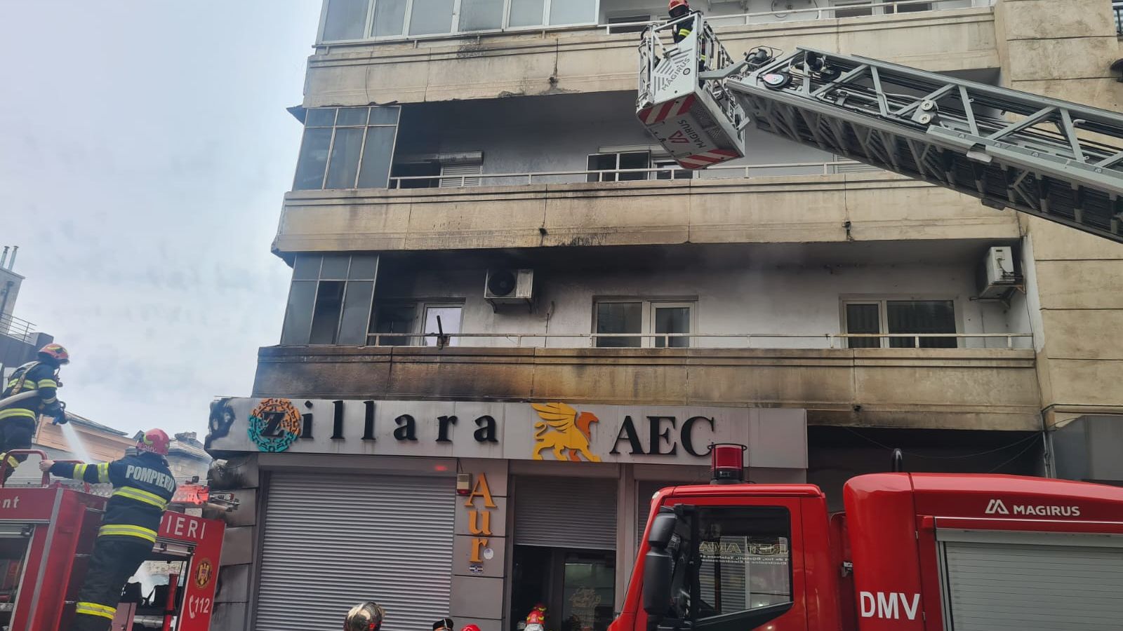 Fațada unui bloc din apropiere de Piața Unirii a ars parțial. Incendiul a pornit de la gunoaiele din zonă