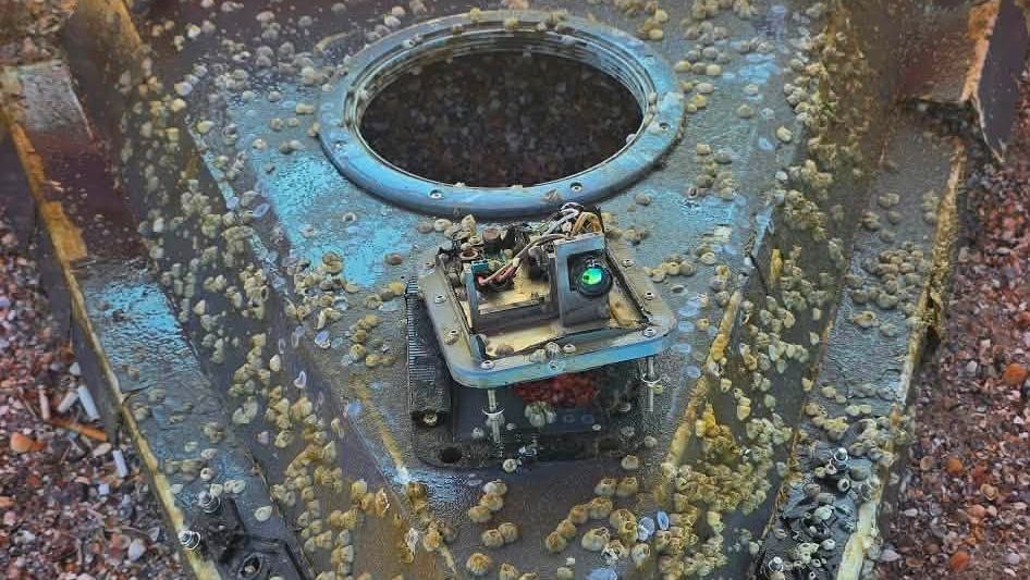 Fragmente suspecte, posibil provenite de la drone, găsite pe litoral. Turiștii, avertizați să nu le atingă