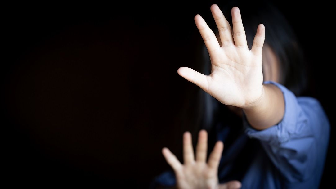 Imagini revoltătoare: O educatoare se filmează cum lovește un copil pentru că refuză să taie fructe pe farfurie