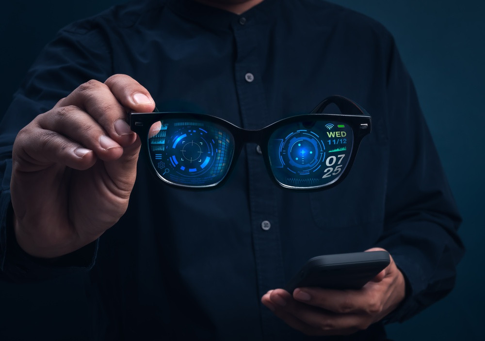 Ochelarii cu inteligență artificială cuceresc tot mai mulți utilizatori. Ce pot face și cât au ajuns să coste