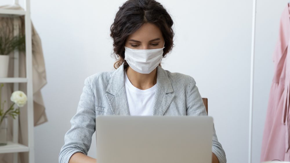 Sondaj BestJobs: Angajații români sunt îngrijorați de creșterea numărului de cazuri active de Covid-19, dar nu cred că ar trebui reintrodusă starea de urgență