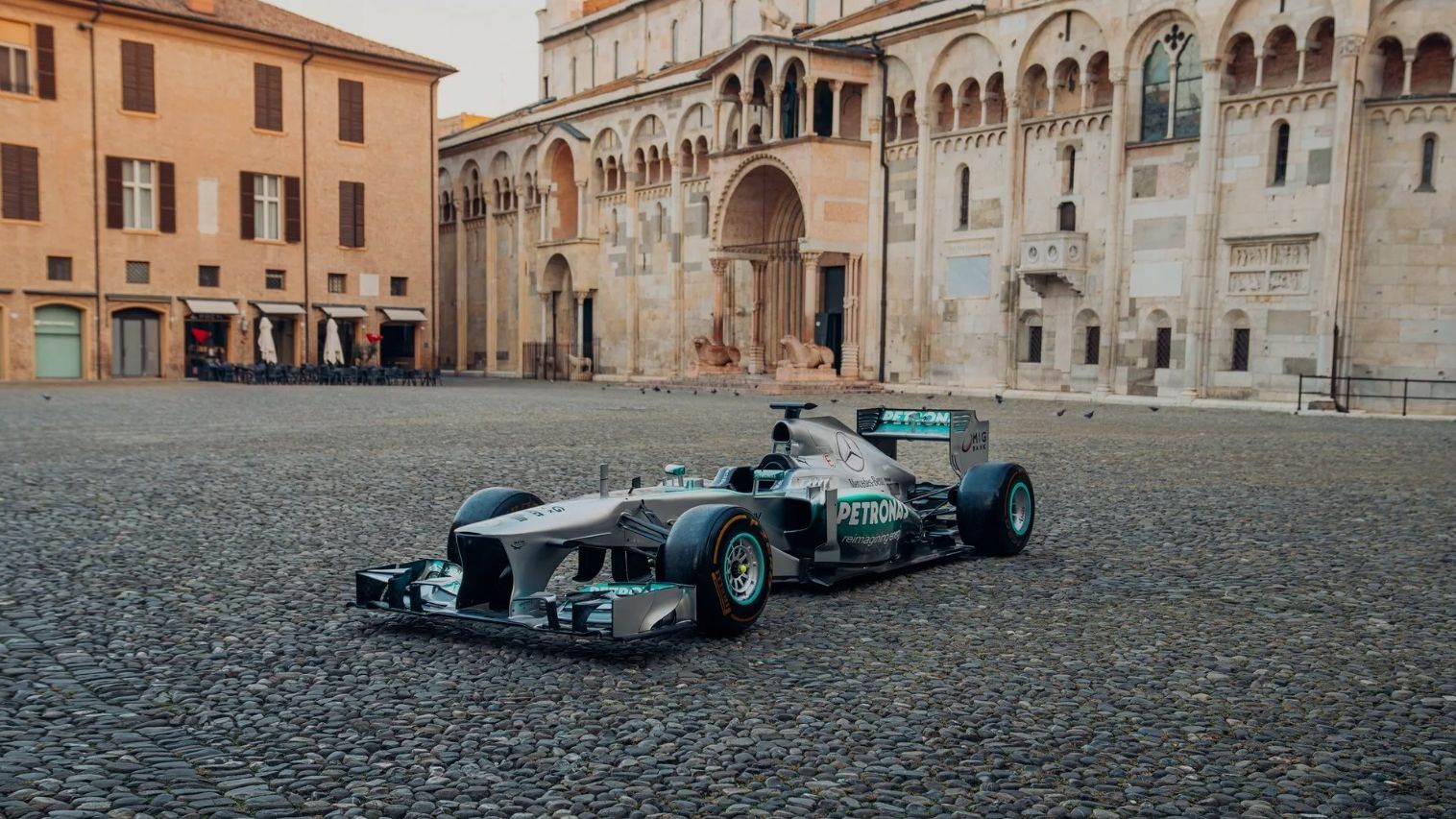 Monopostul multiplului campion mondial de Formula 1 Lewis Hamilton s-a vândut pe 17,2 mil. euro