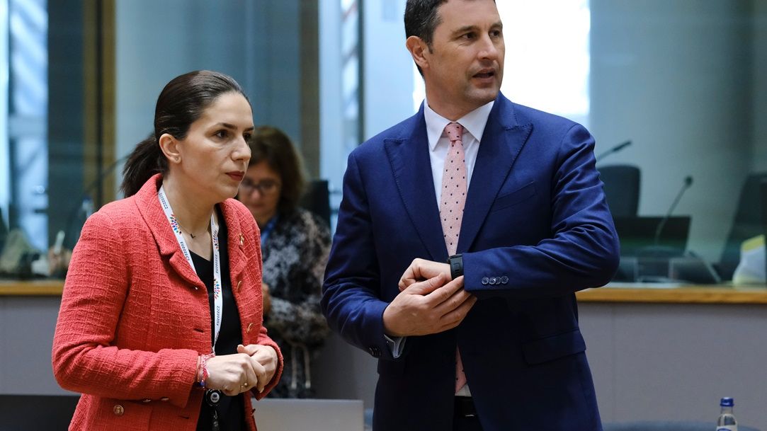 Concediază guvernul Ciolacu din bugetari în 2025? „Da, nu, dar nu în masă și speră să îi angajeze privatul”