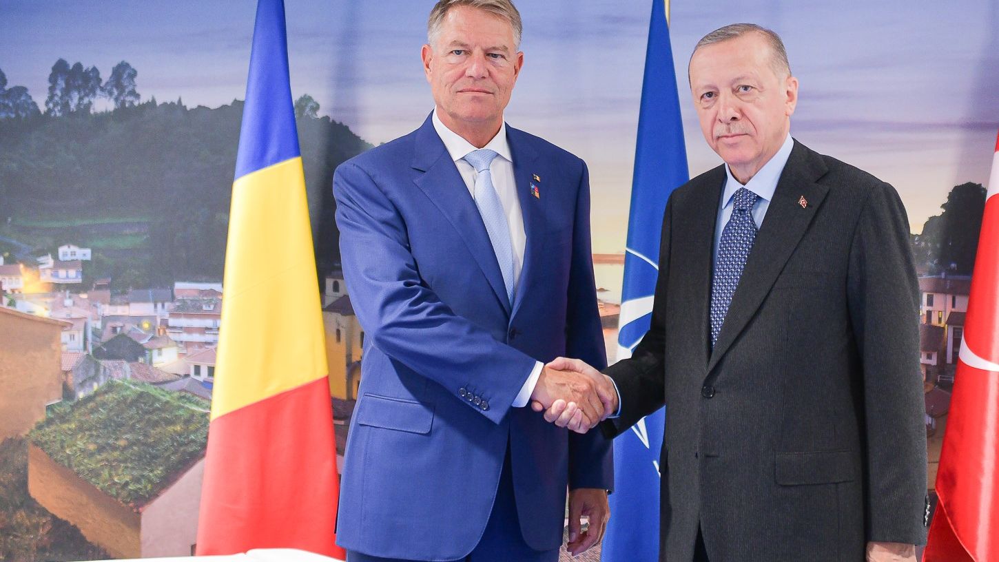 La summitul NATO unde se decide apărarea Europei, Erdogan l-a întrebat pe Iohannis ce mai face Hagi