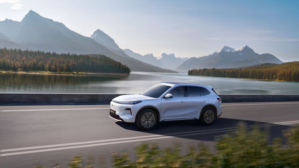 Geely va lansa un nou SUV plug-in hibrid în România. Cât va costa și când va fi disponibil