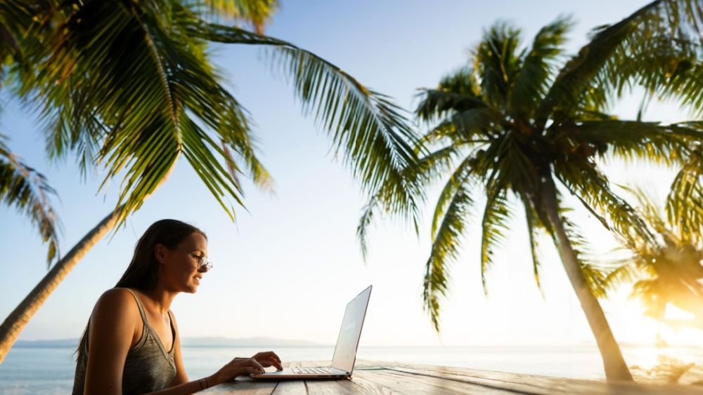 Visul oricărui angajat: să lucreze remote și să fie și plătit să călătorească. Top 3 joburi care te lasă să faci asta