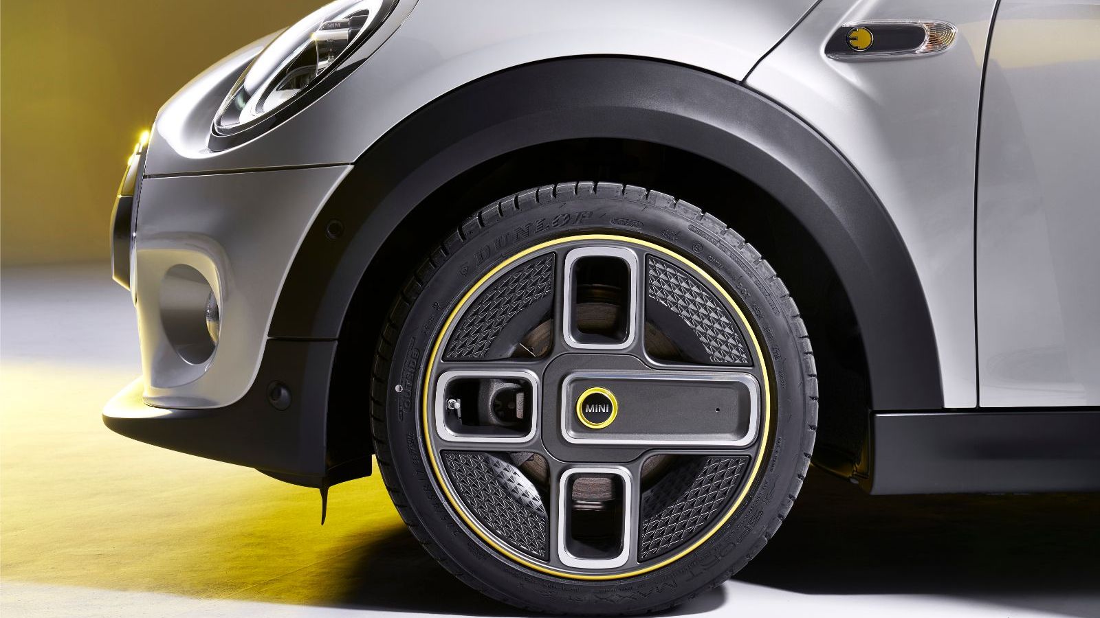 MINI va schimba denumirea jantelor modelului electric din "Corona" în "Power" din cauza coronavirusului