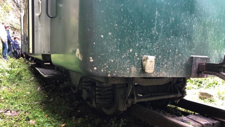 Maramures: 12 turisti raniti usor dupa ce locomotiva trenului Mocanita a deraiat
